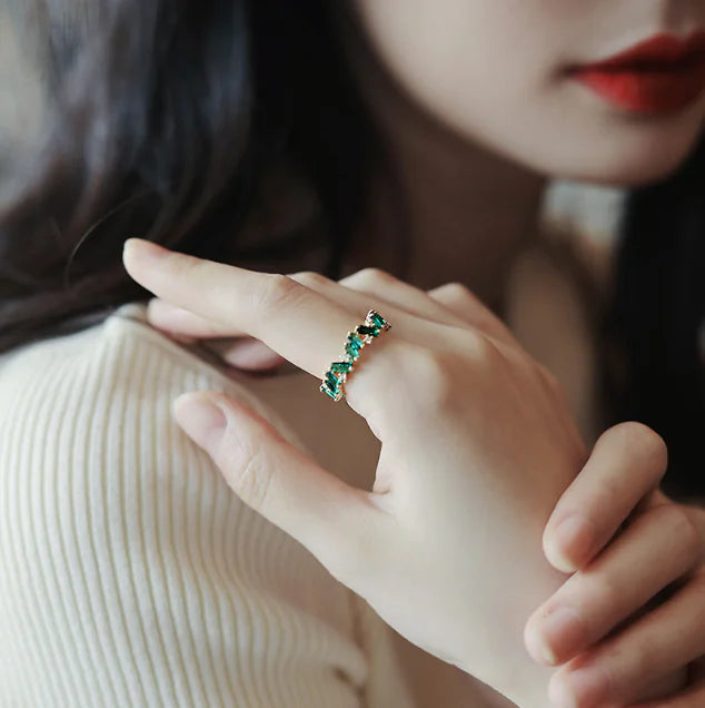 Anillo de Jade con Piedras Bañadas en Oro de 18K (Una Pieza)