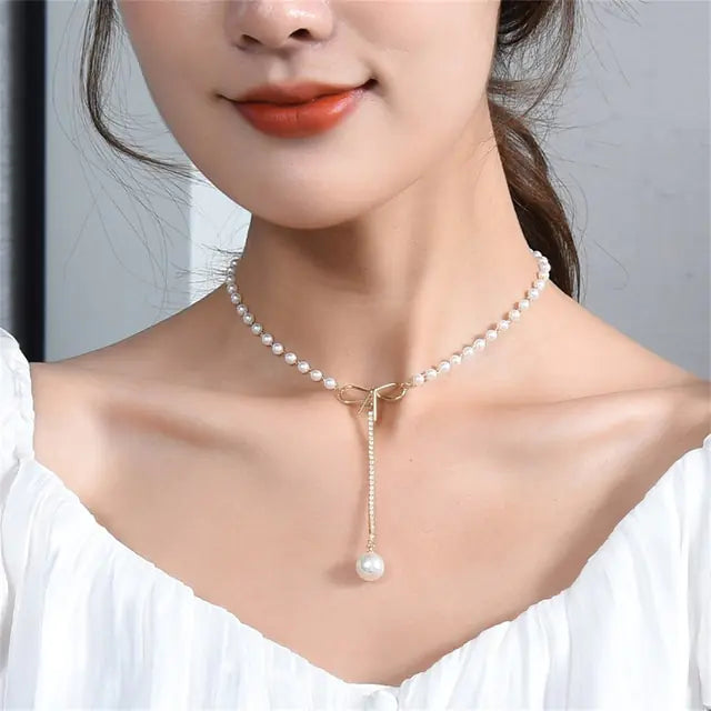 Collar de Perlas con Colgante de Mariposa de Estrás