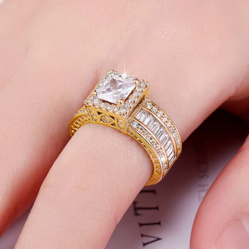 Anillo Chapado en Oro de 18K con Cristal Lujoso (Una Pieza)