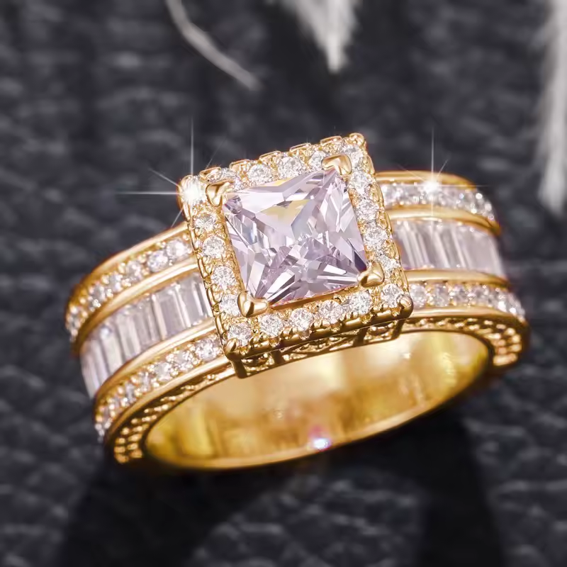 Anillo Chapado en Oro de 18K con Cristal Lujoso (Una Pieza)