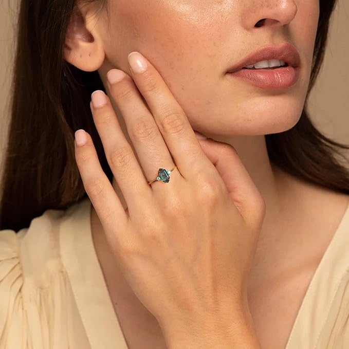 Anillo Bañado en Oro de 18 Quilates con Cristal Verde (Una Pieza)