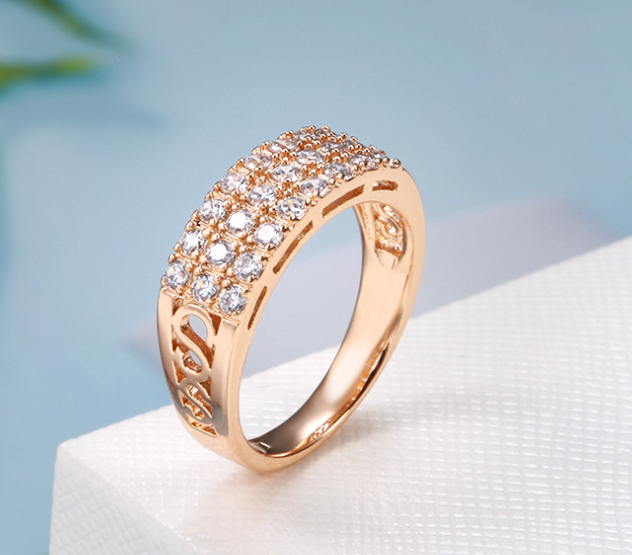 Anillo de Oro de 18k con Circonia - Diseño Simple en Oro Rosa