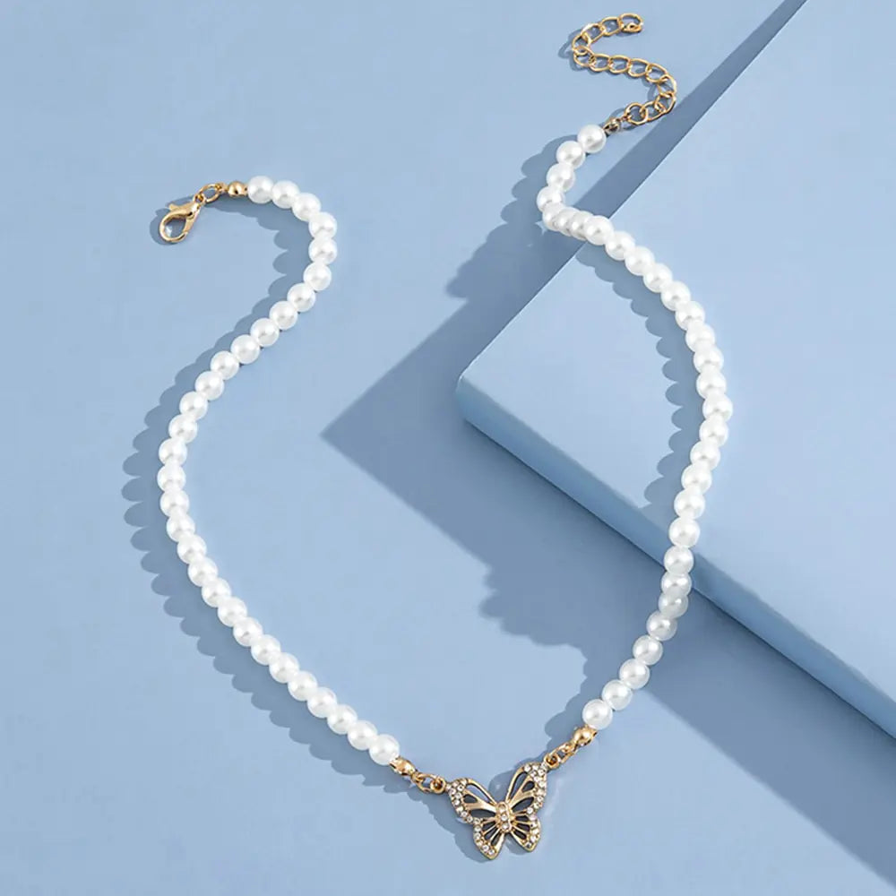 Collar de Perlas con Colgante de Mariposa de Estrás