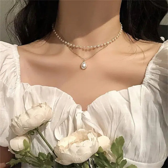 Collar de Perlas con Colgante de Mariposa de Estrás