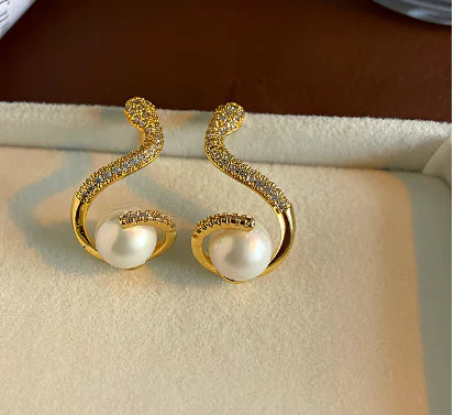 Aretes de Serpiente Chapados en Oro de 18K con Perla (Pieza Única)