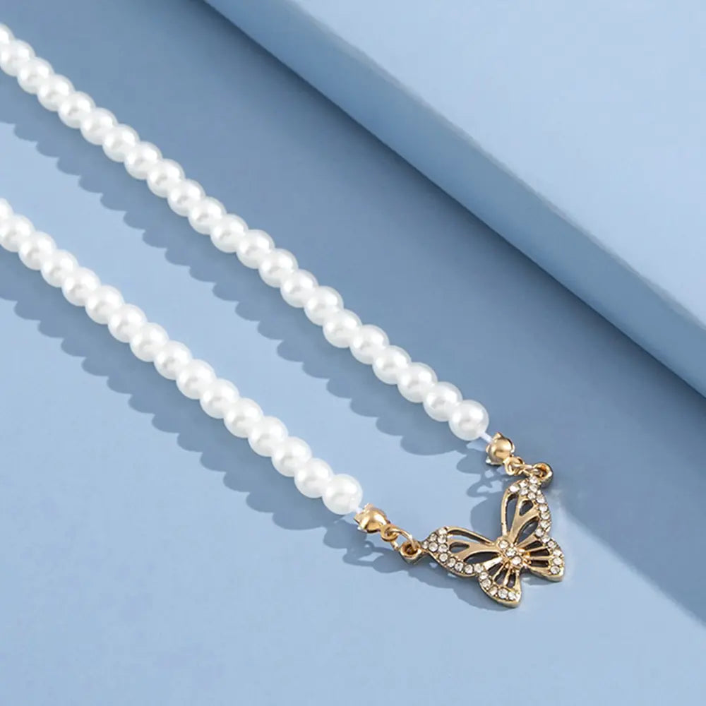 Collar de Perlas con Colgante de Mariposa de Estrás