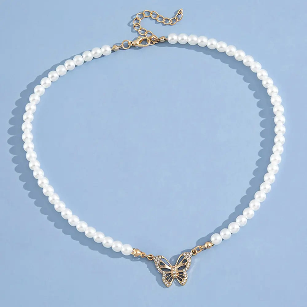 Collar de Perlas con Colgante de Mariposa de Estrás