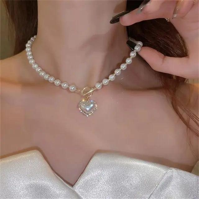 Collar de Perlas con Colgante de Mariposa de Estrás