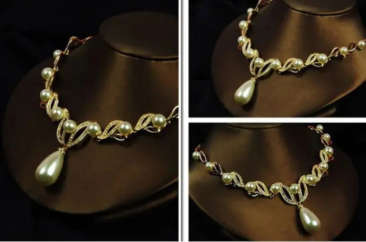 Conjunto de Collar y Aretes de Perlas y Cristales de Estrás