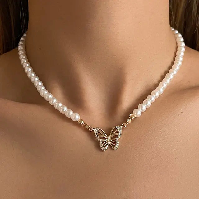 Collar de Perlas con Colgante de Mariposa de Estrás