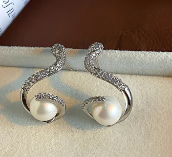 Aretes de Serpiente Chapados en Oro de 18K con Perla (Pieza Única)
