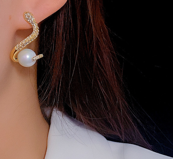 Aretes de Serpiente Chapados en Oro de 18K con Perla (Pieza Única)