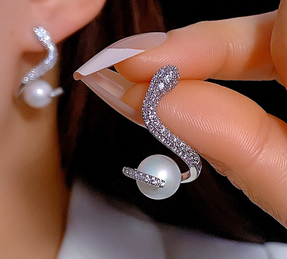 Aretes de Serpiente Chapados en Oro de 18K con Perla (Pieza Única)