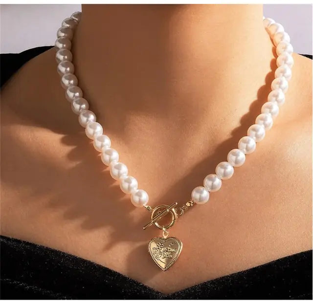 Collar de Perlas con Colgante de Mariposa de Estrás