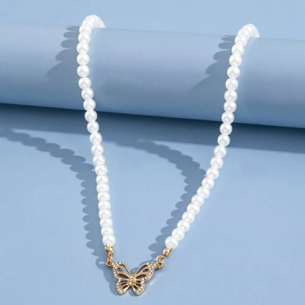 Collar de Perlas con Colgante de Mariposa de Estrás
