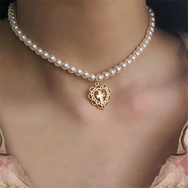 Collar de Perlas con Colgante de Mariposa de Estrás