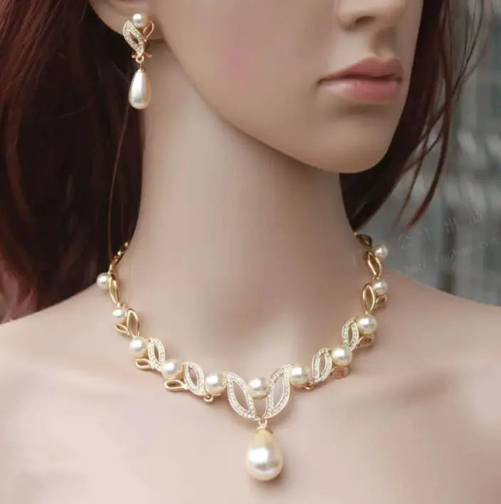 Conjunto de Collar y Aretes de Perlas y Cristales de Estrás