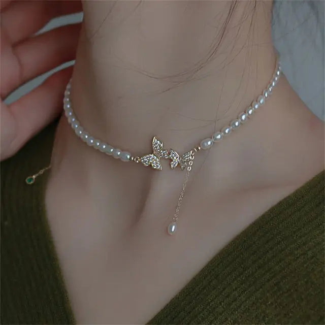 Collar de Perlas con Colgante de Mariposa de Estrás