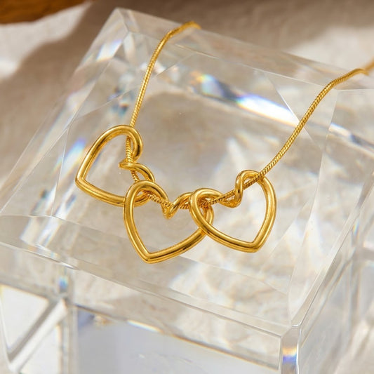 Collar de Corazones Triple Essence Acero al Titanio Oro 18K Style