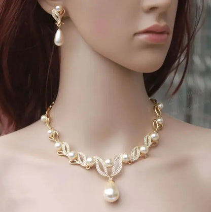 Conjunto de Collar y Aretes de Perlas y Cristales de Estrás