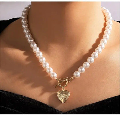 Collar de Perlas con Colgante de Mariposa de Estrás