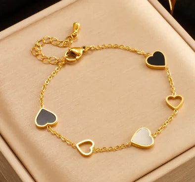Pulsera Chapada en Oro de 18K con Corazones en Blanco y Negro